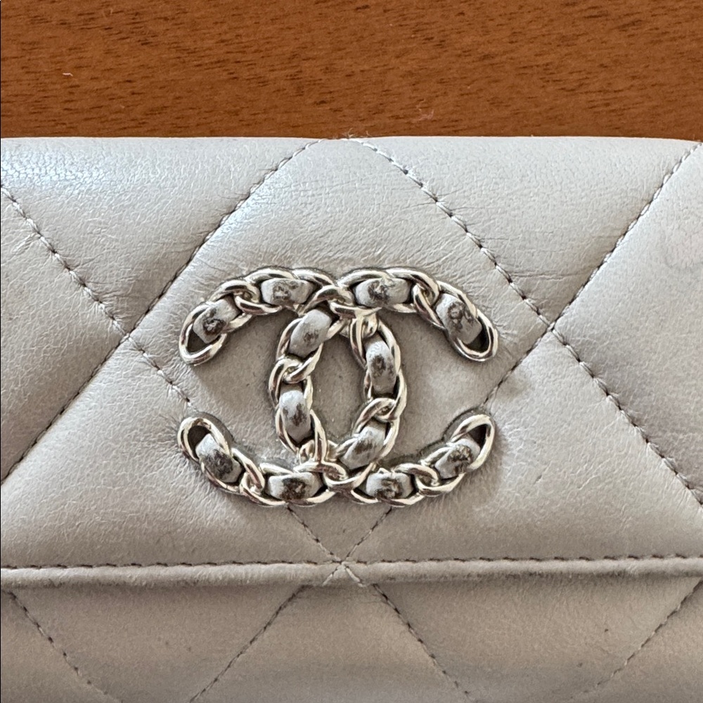 CHANEL Silver Quilted Women's Wallet - Picture 3 of 7